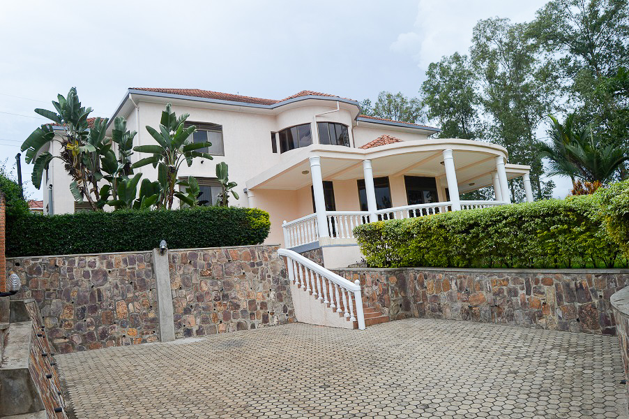 A LUXURY FURNISHED HOUSE FOR RENT IN KIGALI AT NYARUTARAMA